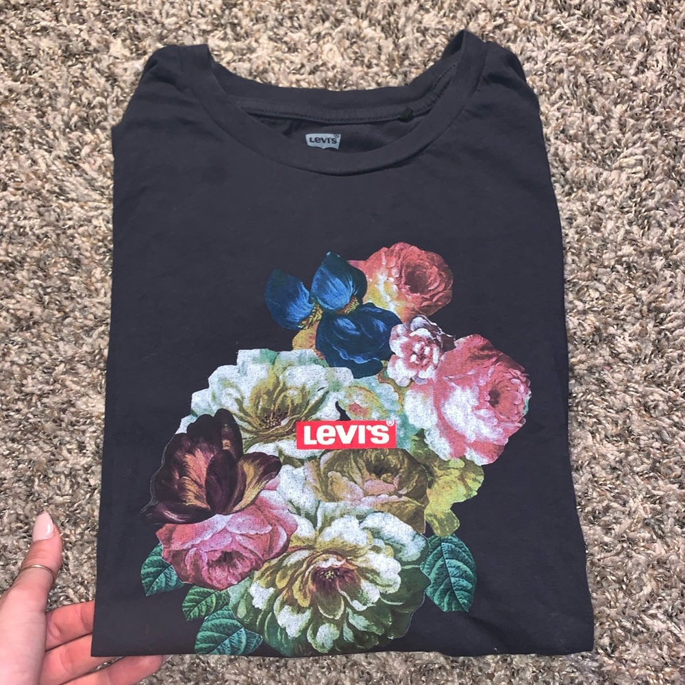 Beautiful flower design Levi’s original tee